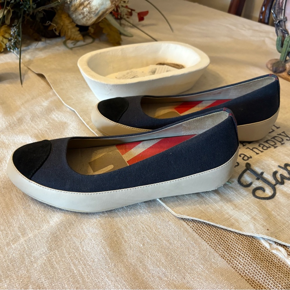 Elegant Women's Black and Cream Flats